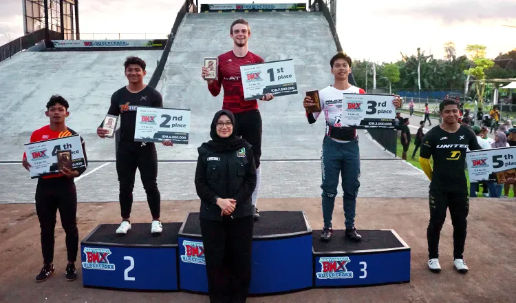 Martins Emils Rebut Gelar Men Elite & Amellya Nur Sifa Gaet Women Elite di Hari Pertama Banyuwangi BMX Supercross 2025